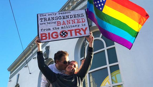 Nick Rondoletto y Doug Thorogood, una pareja de San Francisco, agitan una bandera arco iris y protestan contra el veto de personas transgénero en el Ejército de Estados Unidos. (Foto archivo: AP/Olga R. Rodriguez)