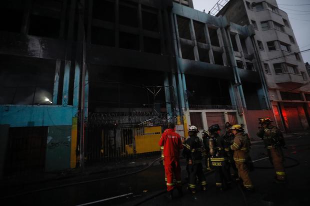 Un incendio se registró durante la madrugada en la cuadra 8 del jirón Cailloma, Cercado de Lima. Más de 40 personas fueron detenidos. (Foto: Joel Alonzo/ @photo.gec)