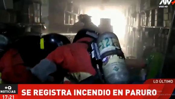 Siete unidades de los bomberos controlaron la situación en galería del jirón Paruro. (Foto: captura ATV)