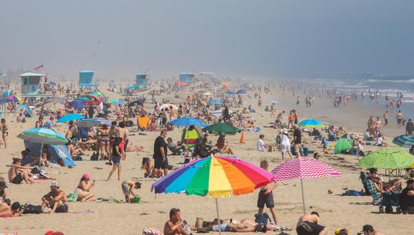 Huntington Beach es la playa más famosa de California y lució repleta el último fin de semana | Foto: AFP