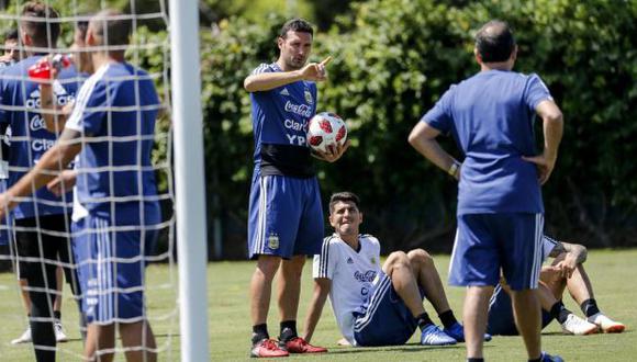 Lionel Scaloni ya piensa en el equipo para encarar el Perú vs. Argentina del jueves. (Foto: AP)