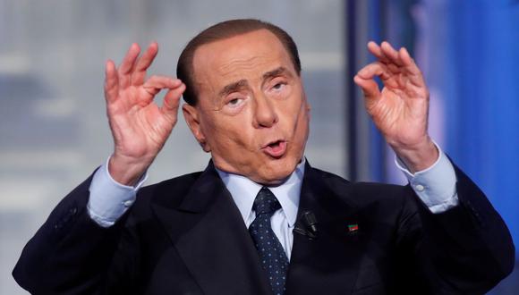El exprimer ministro italiano Silvio Berlusconi hace gestos durante el programa de televisión "Porta a Porta" en Roma, Italia, el 21 de junio de 2017. (REUTERS/Remo Casilli).