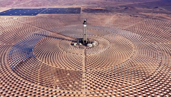 Imagen aérea donde se aprecia la planta termosolar de Cerro Dominador, la primera de América Latina, y que está ubicada en Antofagasta, Chile. (CERRO DOMINADOR / AFP)