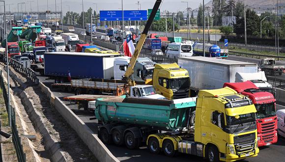 Camioneros bloquean parcialmente la ruta 5 norte, en la entrada a Santiago, el 24 de noviembre de 2022, durante una protesta contra el aumento del precio de los combustibles. (Foto por MARTÍN BERNETTI / AFP)