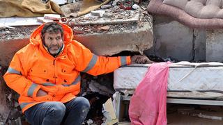 La historia del padre que se aferra a la mano de su hija de 15 años muerta entre los escombros del terremoto en Turquía