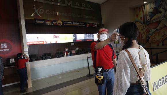 Para poder ingresar a la sala de cine deberás seguir una serie de protocolos de bioseguridad. Foto: Andina / Referencial