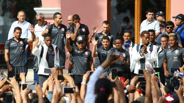 Cerca a las dos de la tarde, la selección peruana arribó al hotel donde concentrará en la ciudad de Arequipa previo a su cotejo ante Costa Rica en el Estadio de la UNSA de este martes (Foto: Jesús Saucedo)