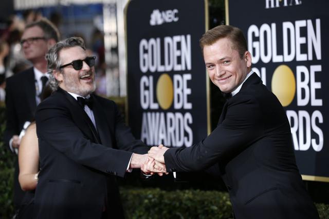 Joaquin Phoenix y Taron Egerton juntos en la alfombra roja de la edición 77 de los Globos de Oro. (Foto: Reuters)