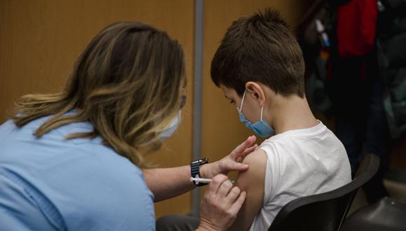 Un niño recibe la vacuna de Pfizer. (Foto: Andrej Ivanov / AFP)