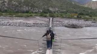 Huancavelica: escolares cruzan caudaloso río por un delgado puente para llegar a sus clases en Ayacucho 