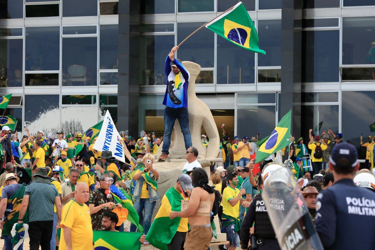 Supporters of former Brazilian President Jair Bolsonaro invade the Planalto Presidential Palace while clashing with security forces in Brasilia on January 8, 2023. (SERGIO LIMA / AFP).