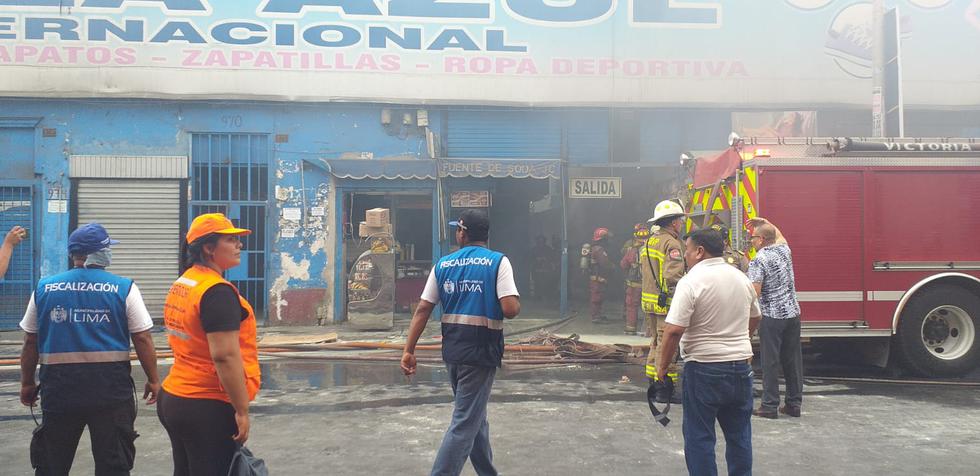 Incendio se registra en galería de Jr. Ayacucho. (Enrique Vera)