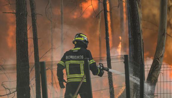 Un bombero combate un incendio forestal en Vales, Ourem, Portugal.