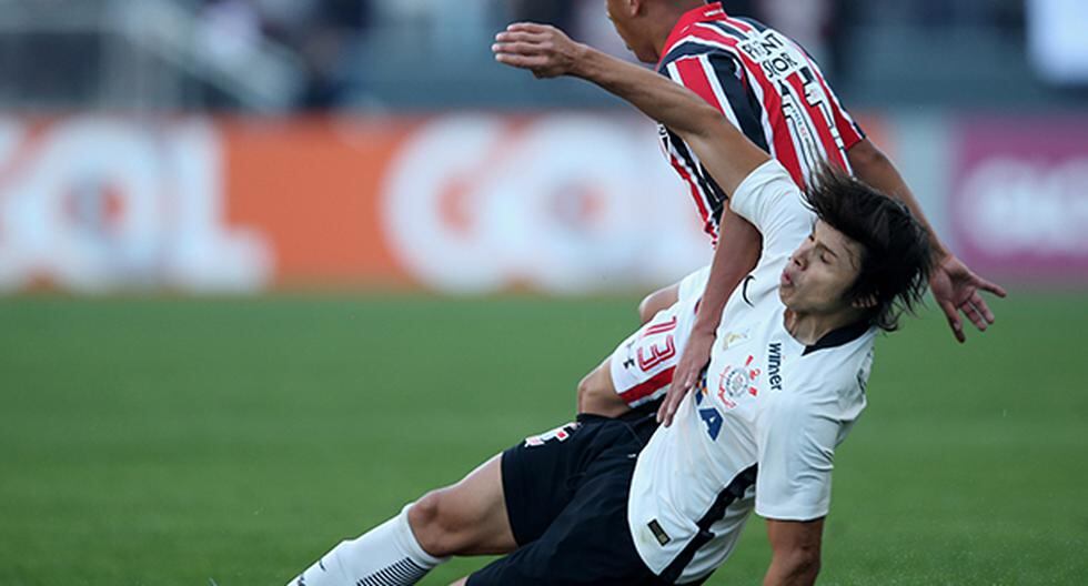 Ángel Romero del Corinthians pudo arruinar el primer festejo de gol de Christian Cueva con la camiseta del Sao Paulo. El paraguayo pudo lesionar al peruano. (Foto: Getty Images)