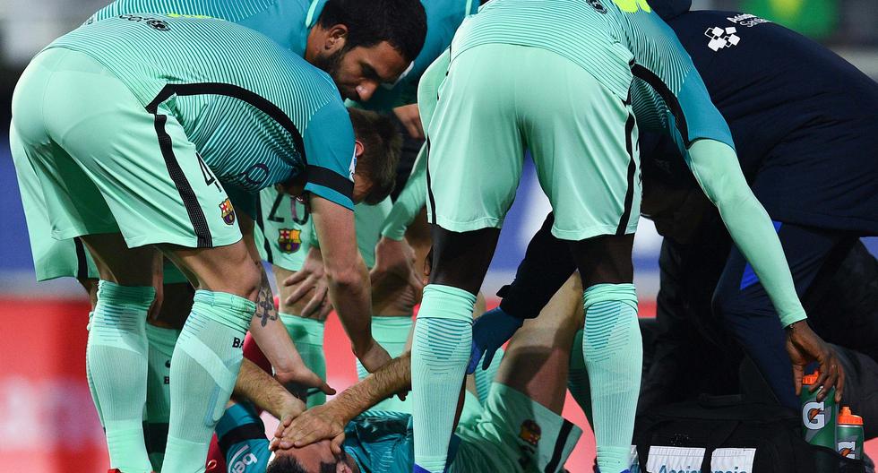 Sergio Busquets sufrió una dura entrada durante el partido Barcelona vs Eibar. (Foto: Getty Images)