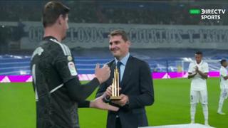 Courtois recibió de Iker Castillas el Trofeo Yashin en medio de ovación en el Bernabéu