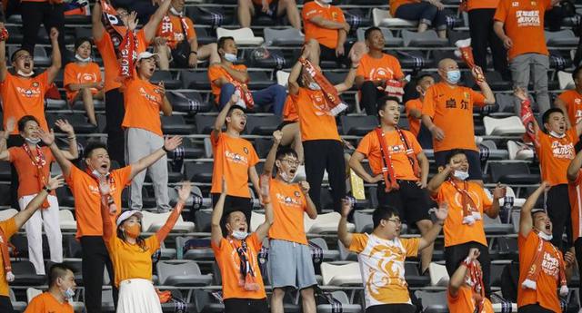 Decenas de hinchas de Wuhan Zall presenciaron su primer partido tras inicio de la pandemia. (Foto: AFP)