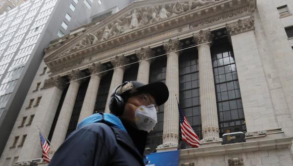 Un hombre usando una mascarilla por precaución por el coronavirus en Nueva York. Foto: Reuters