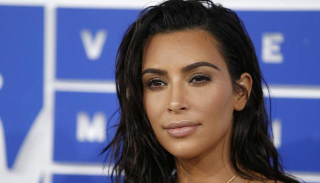 ¿Cuándo hemos visto a Kim Kardashian lucir terrible en un aeropuerto? Su secreto es que duerme con maquillaje y, apenas aterriza, corre al baño a darse un retoque simple. (Foto: Reuters)