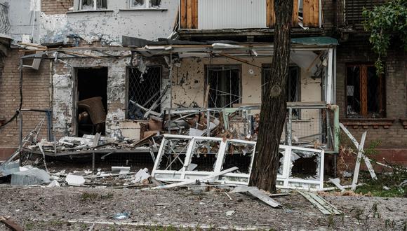 Una fotografía tomada el 18 de mayo de 2022 muestra un edificio dañado durante un bombardeo de mortero cercano en Severodonetsk. (Yasuyoshi CHIBA / AFP)