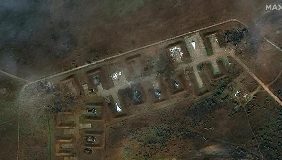 Esta imagen satelital del folleto, cortesía de Maxar Technologies, capturada el 10 de agosto de 2022, muestra la base aérea de Saki luego del ataque informado en Novofedorivka, Crimea, Ucrania. (Foto: AFP)