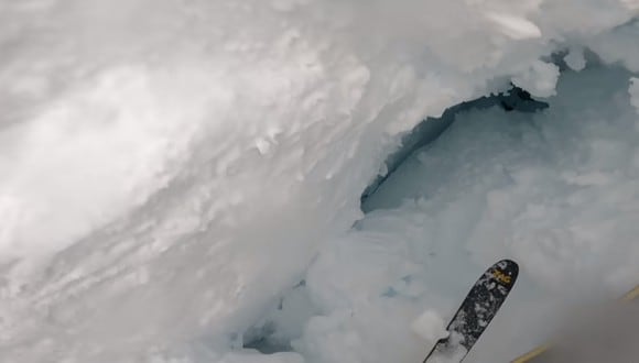 Un esquiador grabó el momento en que cayó por una grieta durante un descenso. (Foto: Edouard Bozon / YouTube)