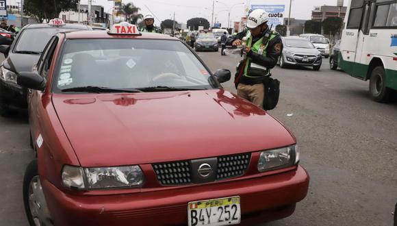 Las autoridades sancionaron 28 vehículos que se encontraban en un paradero informal del aeropuerto. (Mincetur)