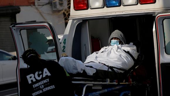 Personal de emergencias médicas cargan a un paciente en una ambulancia cerca del Brooklyn Hospital Center en Brooklyn, Nueva York, el epicentro de la pandemia de coronavirus en Estados Unidos. (REUTERS / Andrew Kelly).