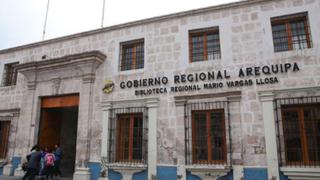 Arequipa: entregan libros y objetos de MVLL a biblioteca regional con su nombre