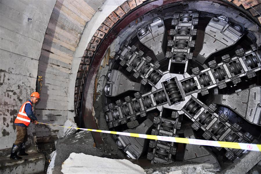 Se adoptaron múltiples medidas, incluida la utilización de un brazo robótico, para evitar estallidos de aguas y lodos (Foto: Xinhua)