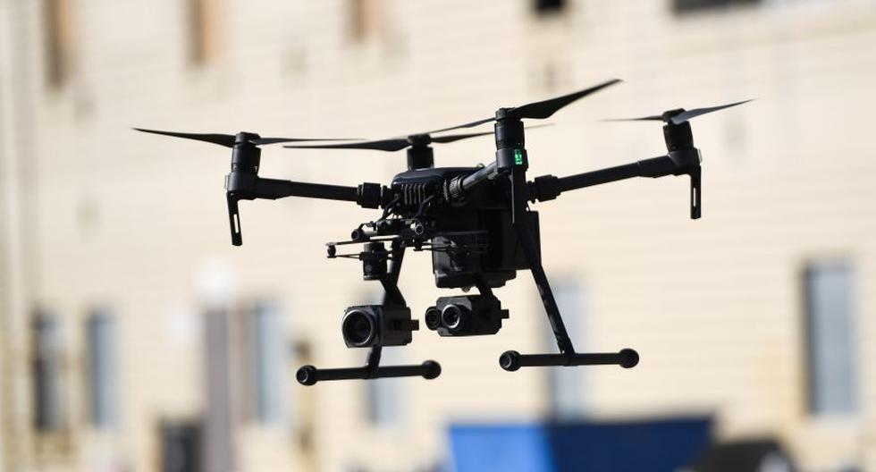 Las imágenes muestran cómo un dron hace sonar una sirena mientras se desliza por encima de los coches de policía en un estacionamiento. (Foto Referencial: Robyn Beck / AFP).