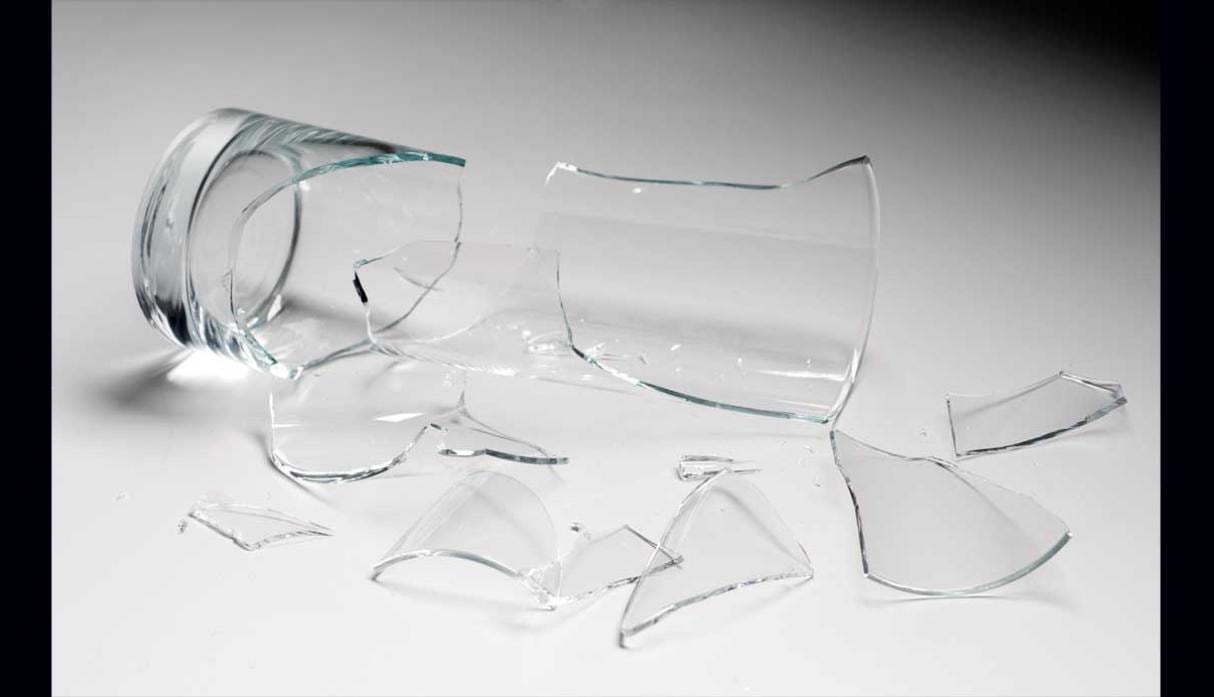 Para recoger fragmentos de vidrios rotos. La forma más segura para limpiar esos vasos o platos rotos es con trozos de papel periódico. Envuélvelo en papel y colócalo en una bolsa de plástico. Finalmente,  deposítalo en el tacho.(Foto: Shutterstock)