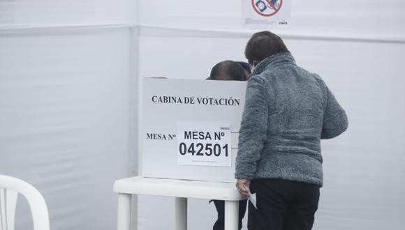 Como suele ocurrir en las jornadas electorales, en varios locales de la capital no se lograron instalar las mesas de votación a tiempo por la ausencia de miembros de mesa | Foto: El Comercio / Referencial