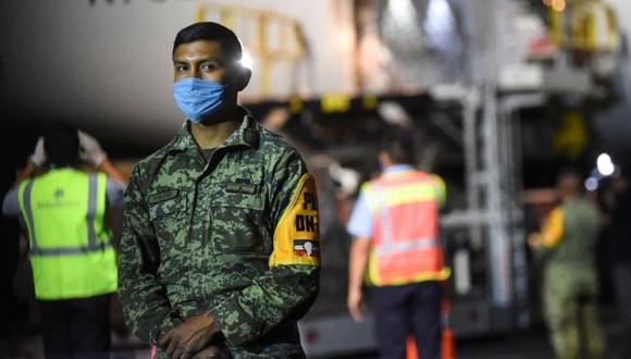 Un soldado mexicano frente a un avión que llegó hace unos días con material protector como mascarillas desde China. (AFP).