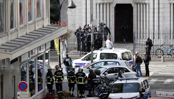 La policía se reúne en la basílica de Notre-Dame de Niza tras el atentado que cobró la vida de tres personas. EFE/EPA/SEBASTIEN NOGIER
