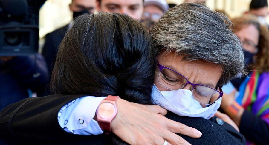 La alcaldesa de Bogotá, Claudia López, abraza a una familiar de una víctima de la brutalidad policial en Colombia. (EFE).