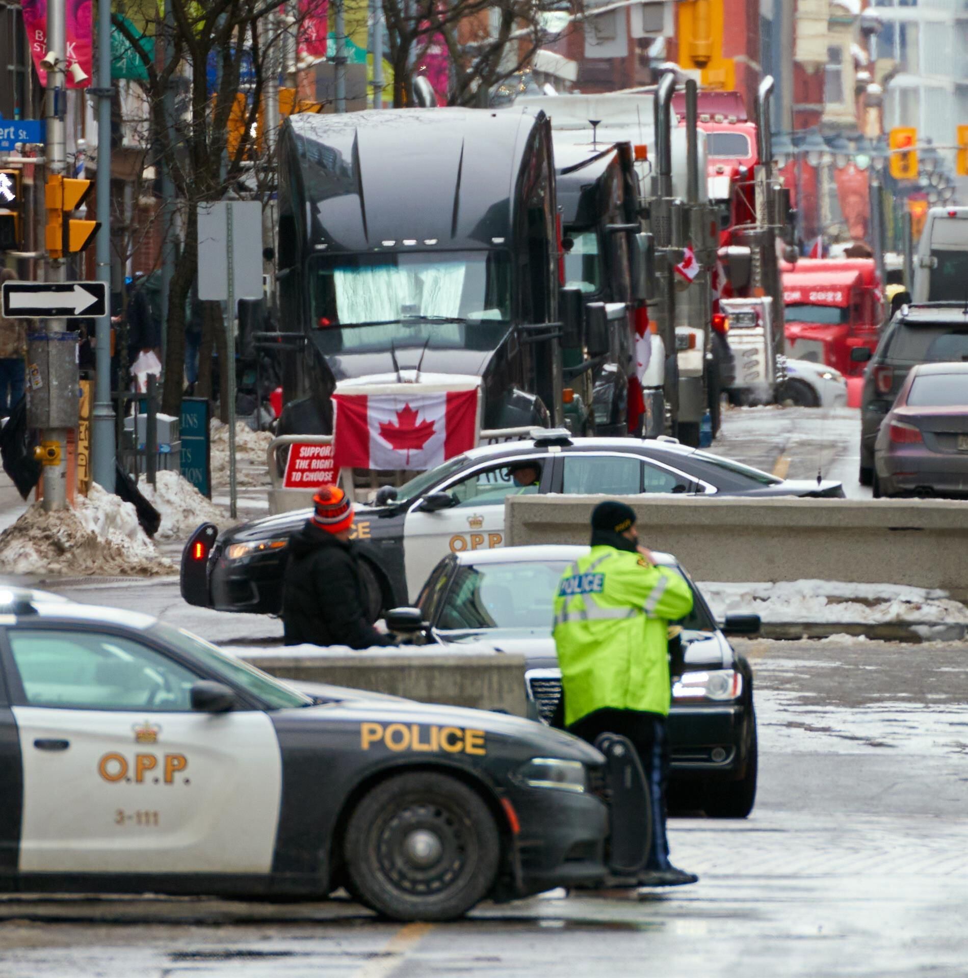 Police block a street as truckers continue to protest vaccination mandates in downtown Ottawa.  (EFE/EPA/ANDRE PICHETTE).