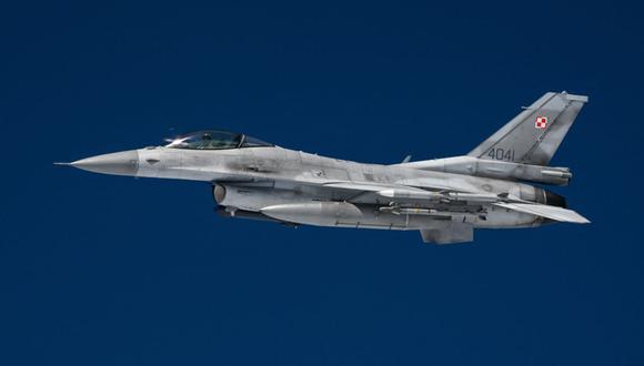 Un avión de combate F-16 de la Fuerza Aérea Polaca participa en el ejercicio de la OTAN como parte de la misión de Vigilancia Aérea de la OTAN en el espacio aéreo soberano de los miembros de la Alianza el 4 de julio de 2023 | Foto: Juan THYS / AFP