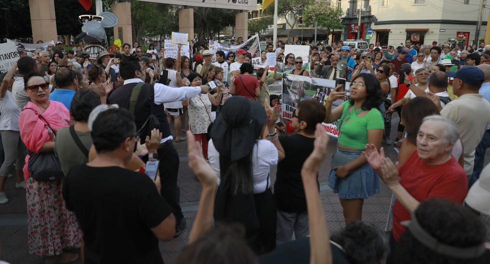 Cerca de 250 personas se congregaron frente al Palacio Municipal para protestar por algunas medidas y acciones tomadas por la gestión del actual burgomaestre de Miraflores. (Foto: Julio Reaño)