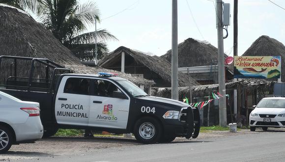 Policías municipales resguardan la zona donde hallaron una fosa clandestina en la comunidad del Arbolillo. (Foto: EFE)