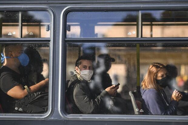 La gente usa máscaras faciales en un autobús en Buenos Aires en medio de la pandemia de coronavirus COVID-19. (Foto: Ronaldo Schemidt / AFP)