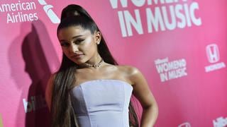 Ariana Grande luce irreconocible con su cabello natural 