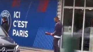 Kylian Mbappé realizó el gesto del ‘Dibu’ Martínez con trofeo | VIDEO