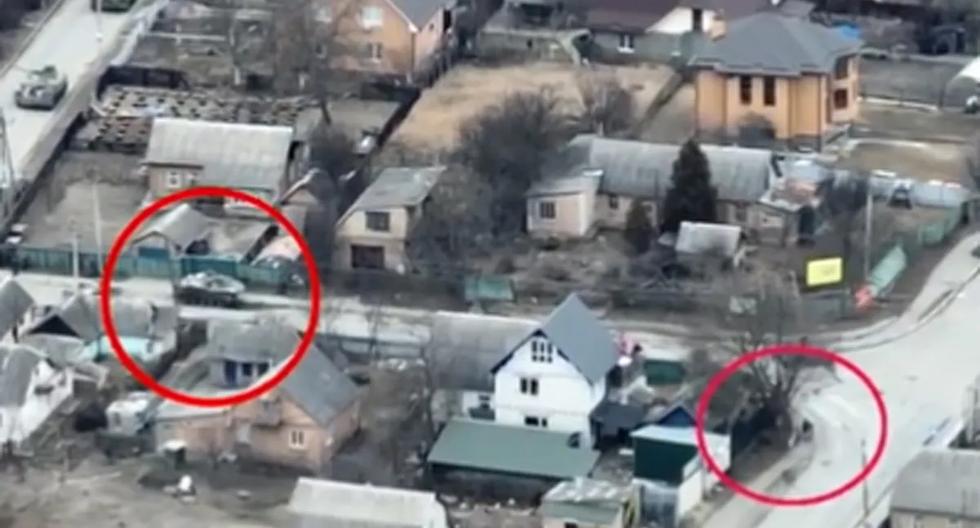 Una cámara graba cuando un tanque ruso disparó a quemarropa a un ciclista en Bucha. (Captura de video).