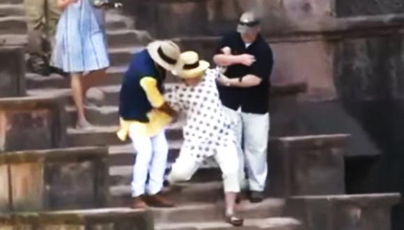 YouTube: Hillary Clinton resbala dos veces al bajar las escaleras en la India. (Foto: Captura)