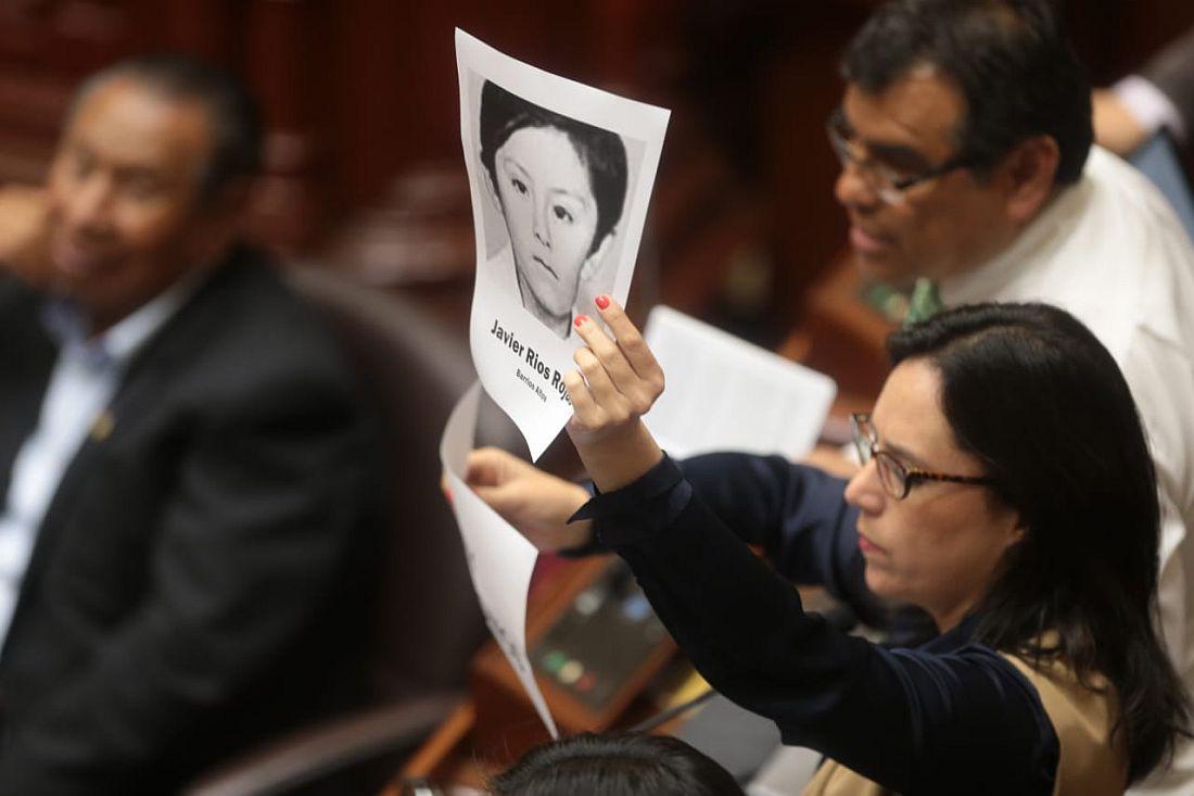 Marisa Glave (Nuevo Perú) fue una de las críticas al proyecto que beneficia a Alberto Fujimori. Mostró los rostros de las víctimas de Barrios Altos y La Cantuta. (Fotos: Juan Ponce y Hugo Pérez)