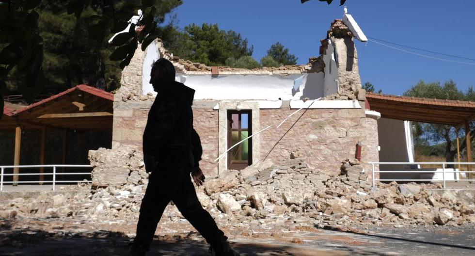 Un residente pasa junto a una capilla ortodoxa griega dañada después de un fuerte terremoto en la aldea de Arcalochori, en la isla sur de Creta. (Foto AP / Harry Nikos).