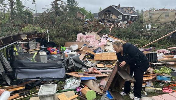 Theresa Haske clasifica los escombros de lo que era su garaje después de que un tornado arrasara Gaylord, Michigan.