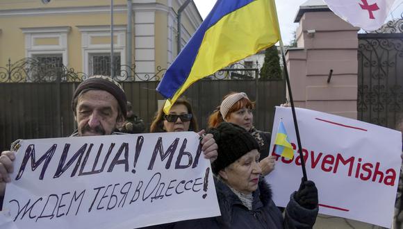 Ucranianos sostienen pancartas para apoyar a Mikheil Saakashvili y exigen su liberación cerca del consulado georgiano en Odesa, Ucrania, el 04 de enero de 2023. EFE/EPA/STR