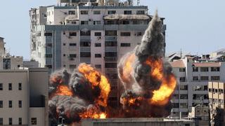 El impactante momento en que Israel bombardea la torre sede de la agencia AP y Al Jazeera en Gaza